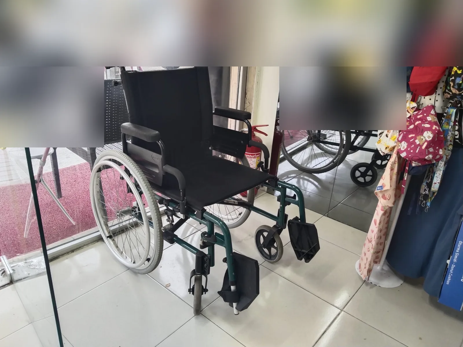 Nuray Medikal mağazasında bulunan tekerlekli sandalyeler